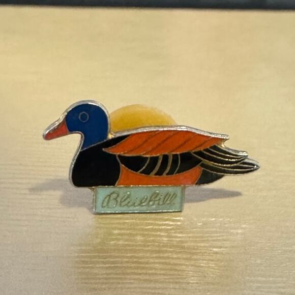 Vintage Bluebill decoy duck pin hunter backpack hat lapel bird lover colorful - Picture 1 of 4